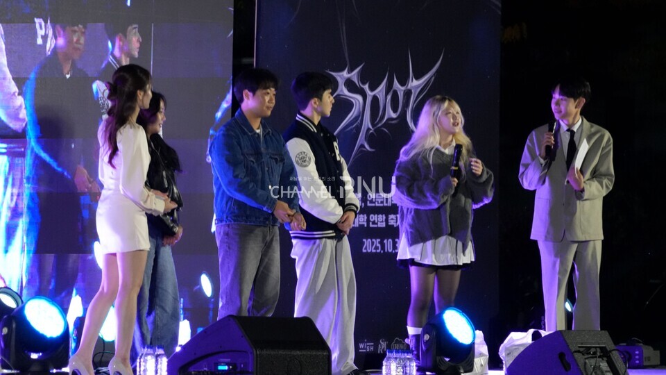 ​지난 10월 30일 우리 대학 시월광장 넉넉한 터에서 열린 SPOT 연합 축제에서 행사 진행자와 학생들이 무대 위에서 이야기하고 있다. [박선영 기자]