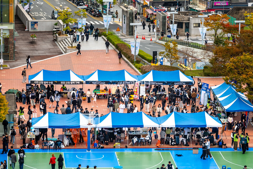 지난 10월 30일 SPOT 연합 축제가 진행된 우리 대학 시월광장 넉넉한 터. 부스 천막 사이를 오가는 학생들이 있다. [송민수 기자]