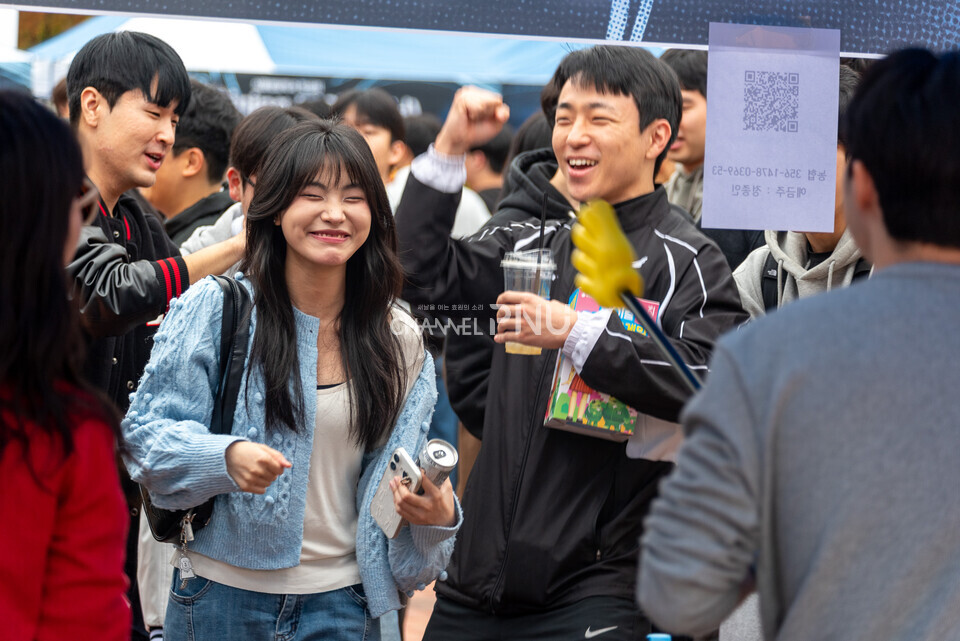 지난 10월 30일 우리 대학 시월광장 넉넉한 터에서 열린 SPOT 연합 축제에서 학생들이 환호하고 있다. [송민수 기자]