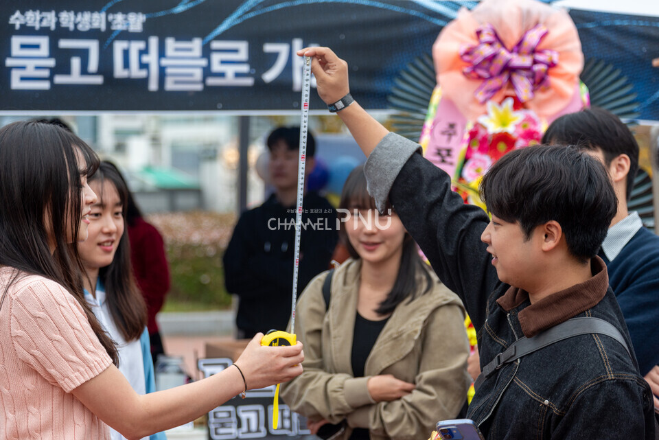 ​지난 10월 30일 우리 대학 시월광장 넉넉한 터에서 열린 SPOT 연합 축제 부스에서 한 학생이 프로그램에 참옇라고 있다. [송민수 기자]​