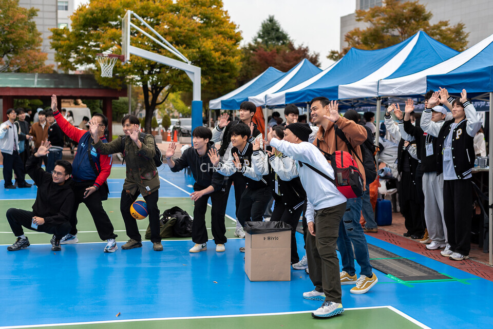 ​지난 10월 30일 우리 대학 시월광장 넉넉한 터에서 진행된 SPOT 연합 축제 현장에서 학생들이 단체 사진을 찍고 있다. [송민수 기자]​