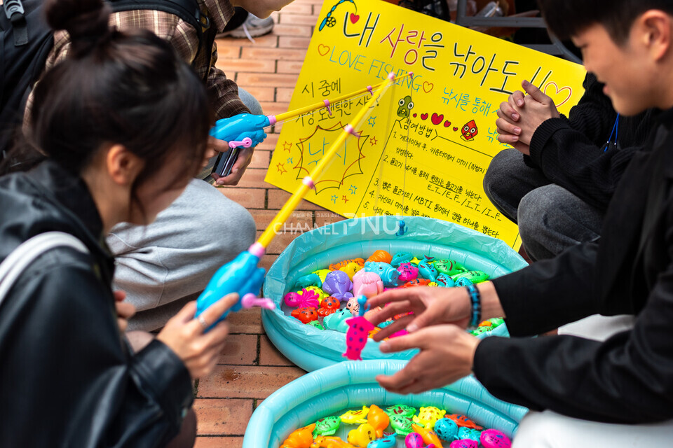 지난 10월 30일 우리 대학 시월광장 넉넉한 터에서 진행된 SPOT 연합 축제. 한 학생이 한 부스에서 장난감 물고기를 낚는 이색 체험을 하고 있다. [송민수 기자]