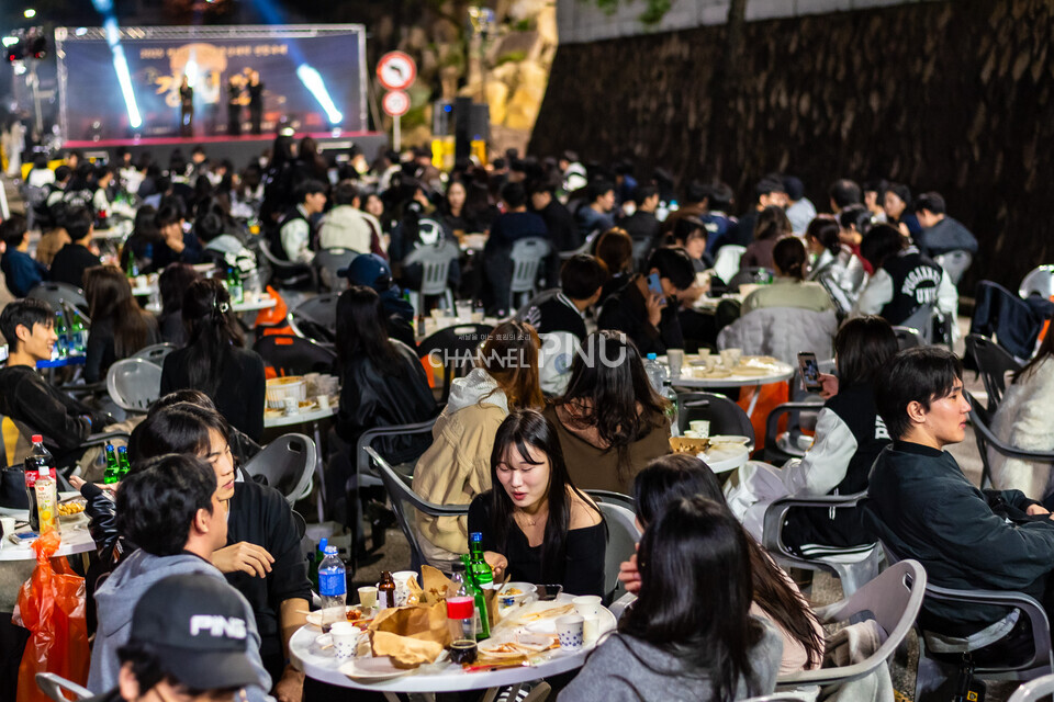 ​지난 10월 30일 경제통상관 아래 도로 입구에서 진행된 경맥제. 공연을 즐기며 음식을 먹는 학생들. [송민수 기자]