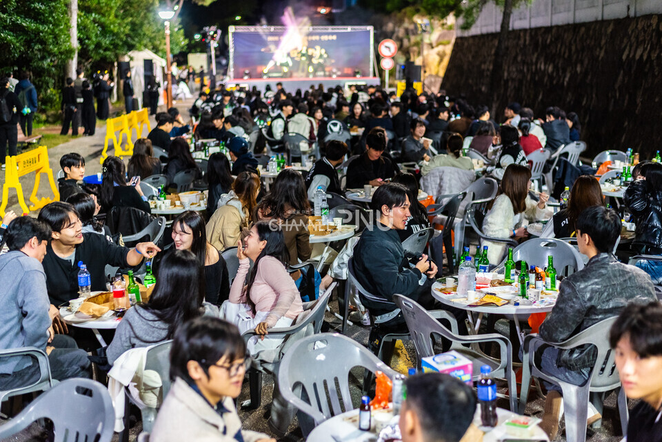 ​지난 10월 30일 경제통상관 아래 도로 입구에서 진행된 경맥제. 공연을 즐기며 식사하는 학생들. [송민수 기자]