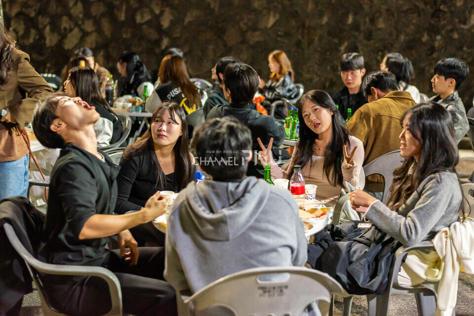 ​지난 10월 30일 경제통상관 아래 도로 입구 대기줄에서 진행된 경맥제. 공연을 즐기며 식사하는 학생들. [송민수 기자]