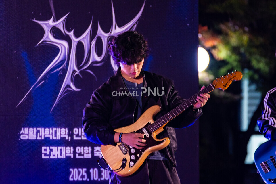 ​지난 10월 30일 우리 대학 시월광장 넉넉한 터에서 열린 SPOT 연합 축제에서 공연하는 밴드 동아리. [송민수 기자]