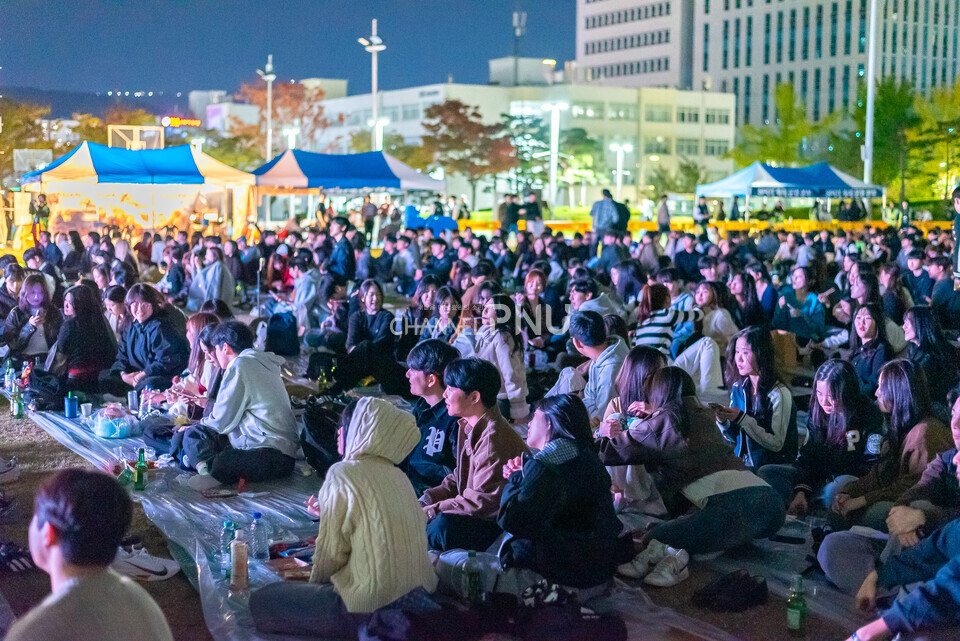 ​지난 10월 30일 우리 대학 시월광장 넉넉한 터에서 열린 SPOT 연합 축제에서 무대를 감상하는 학생들. [송민수 기자]