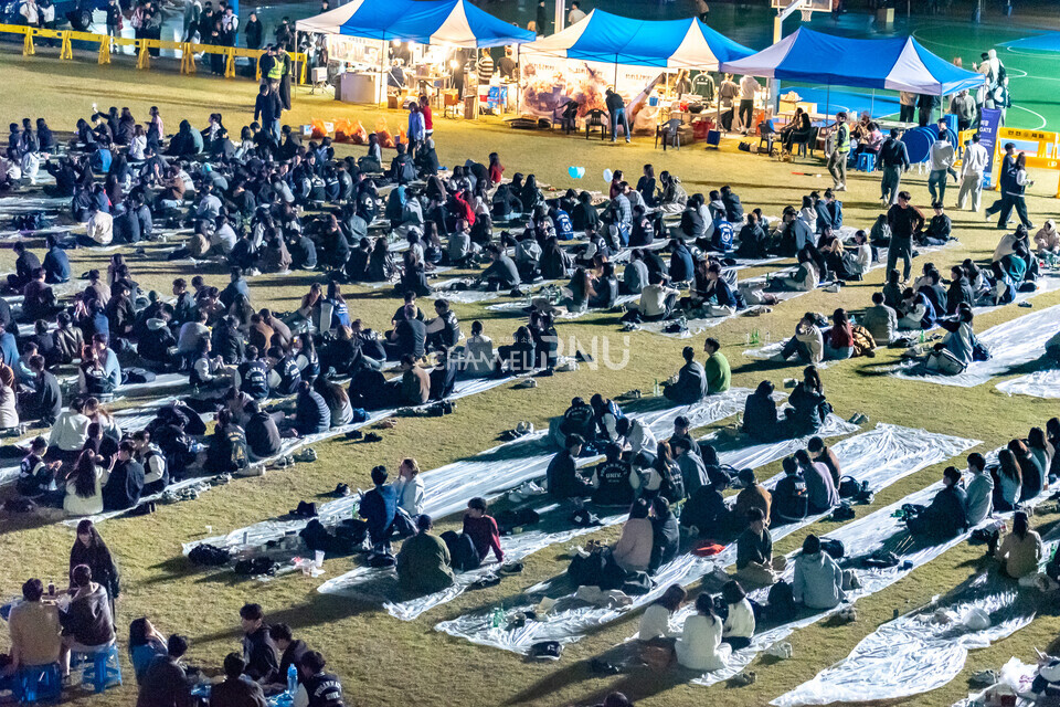 ​지난 10월 30일 우리 대학 시월광장 넉넉한 터에서 열린 SPOT 연합 축제에서 무대를 감상하는 학생들. [송민수 기자]