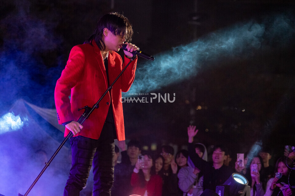 ​지난 10월 30일 우리 대학 시월광장 넉넉한 터에서 진행된 SPOT 연합 축제에서 공연하는 래퍼 한요한. [송민수 기자]