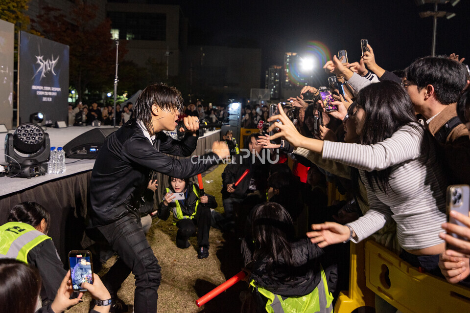 ​지난 10월 30일 우리 대학 시월광장 넉넉한 터에서 진행된 SPOT 연합 축제에서 래퍼 한요한 씨가 공연중 무대 아래로 내려오자 학생들이 호응하고 있다. [송민수 기자]