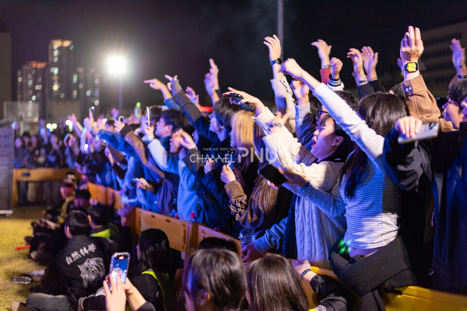 ​​지난 10월 30일 우리 대학 시월광장 넉넉한 터에서 열린 SPOT 연합 축제 공연에 호응하는 학생들. [송민수 기자]