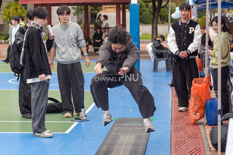 ​지난 10월 30일 시월광장 넉넉한 터에서 진행된 SPOT 연합 축제 부스에서 학생이 프로그램을 진행하는 모습.  멀리뛰기를 하고 있다. [송민수 기자]