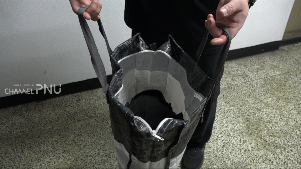 지난 9월 29일 부산시 기장군의 한 공장에서 일한 노동자의 작업복에는 작업 중 튄 오염물이 그대로 묻어 있다. [임현규 전문기자]