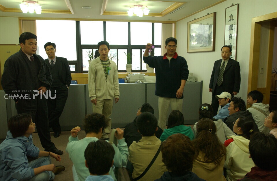 ​2003년 3월 28일 총학생회가 양산 제2캠퍼스에 의·치대를 비롯한 약대, 자연대, 공대를 비롯한 일부 학과 이전 소식에 반발해 우리 대학 본관을 점거했다. [채널PNU DB]