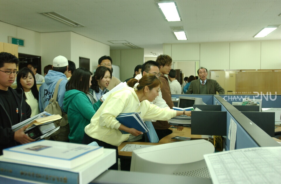 2003년 3월 28일 총학생회가 양산 제2캠퍼스에 의·치대를 비롯한 약대, 자연대, 공대를 비롯한 일부 학과 이전 소식에 반발해 우리 대학 본관을 점거해 제2캠퍼스 관련 자료와 집기 등을 들어냈다. [채널PNU DB]