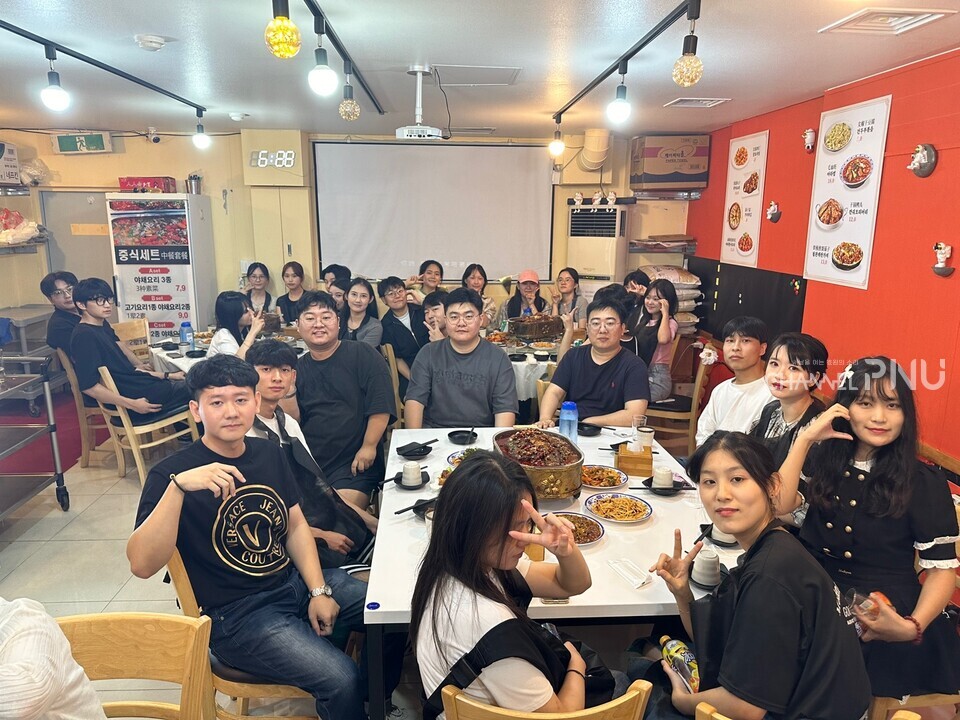 지난해 9월 7일 우리 대학 중국 유학생 동문회가 한 음식점에서 신입생 환영회를 열었다. [취재원 제공]