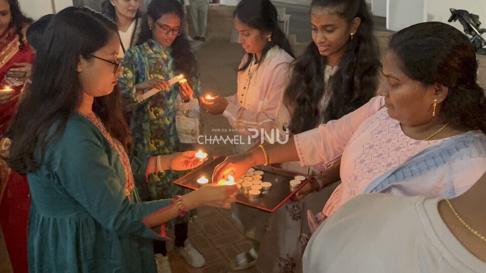 지난 10월 19일 우리 대학 인도 동문회가 인문관 앞에서 인도 전통 축제 ‘디왈리(Diwali)’를 열고 등불의 빛으로 악을 물리치고 선(善)의 승리를 기념한다는 의미로 촛불을 켰다. [취재원 제공]