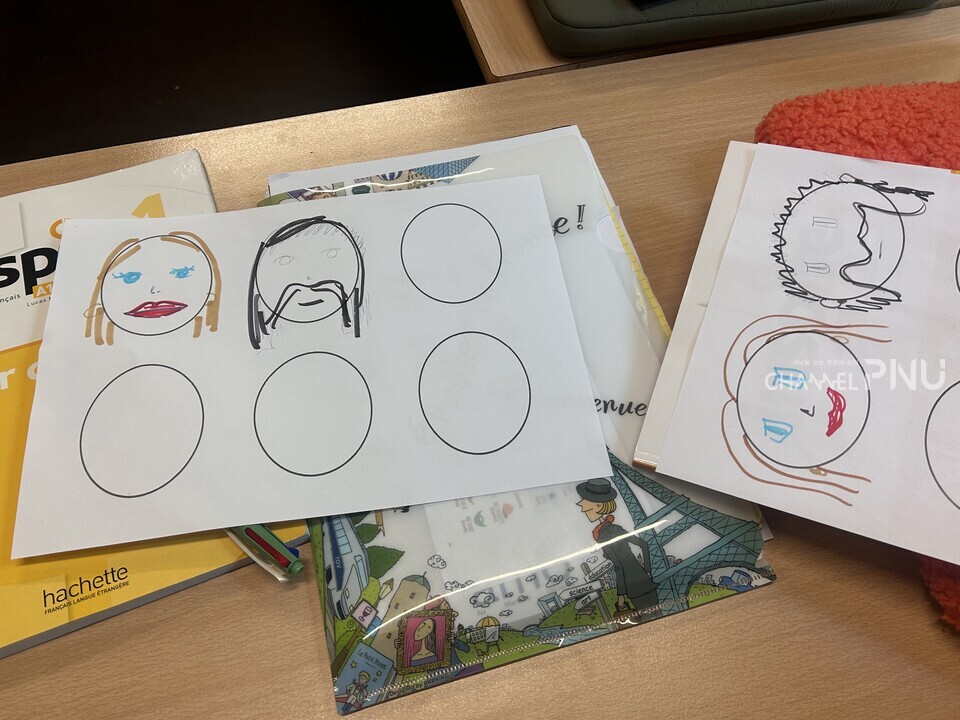 프랑스 엑스마르세유대학 부설 어학원(SUL)에서는 실제 인물을 그려보며 프랑스어를 표현을 익힌다. [서유정 기자]