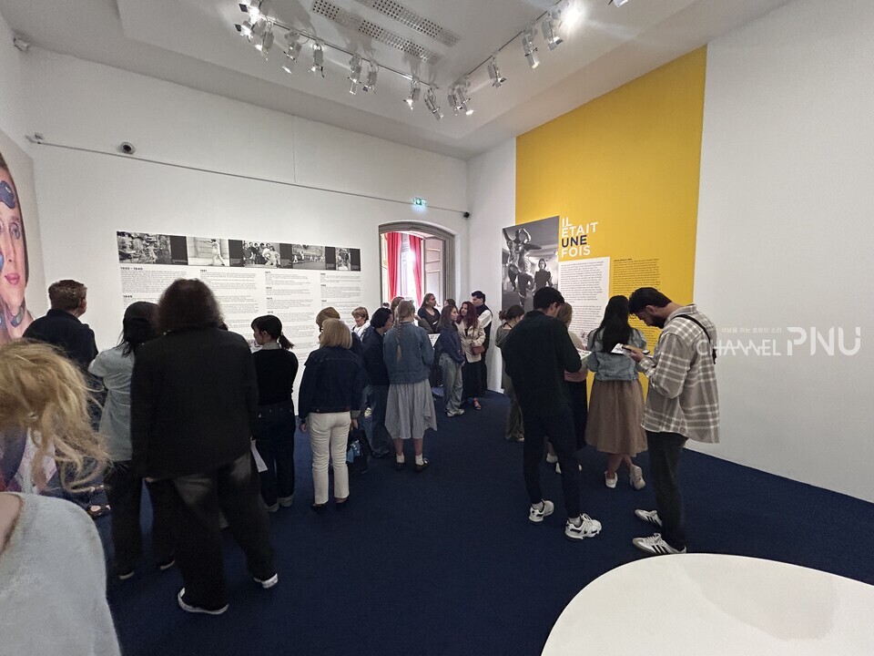 지난 10월 1일 기자와 학생들은 프랑스어를 익히기 위해 엑상프로방스 시내의 호텔 드 코몽에서 미술 전시회를 관람했다. [서유정 기자]