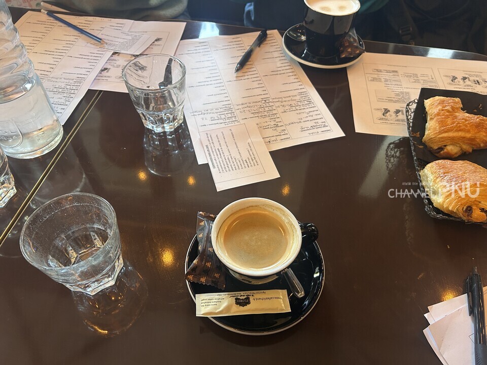 지난 10월 8일 프랑스 엑상프로방스 미라보 거리의 한 식당에서 ​​​​​엑스마르세유대학 부설 어학원(SUL) 학생들이 수업에서 배운 프랑스어를 활용해 커피와 디저트를 주문했다. [서유정 기자]