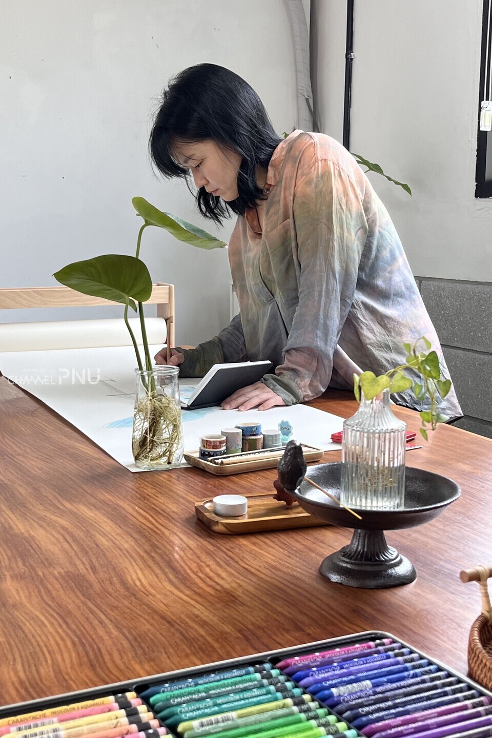 부산문화재단의 '빈집 활용 창작공간 및 조성·운영 지원 사업'을 통해 창작 공간에 입주한 일러스트레이터 노콩 씨. [취재원 제공]