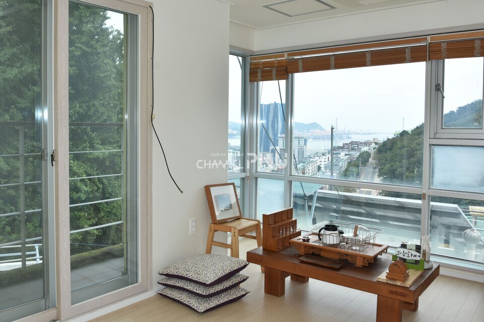 부산 동구 이바구 캠프의 객실. 통유리창 너머로 부산항의 전경이 한눈에 들어온다. [김보경 기자]