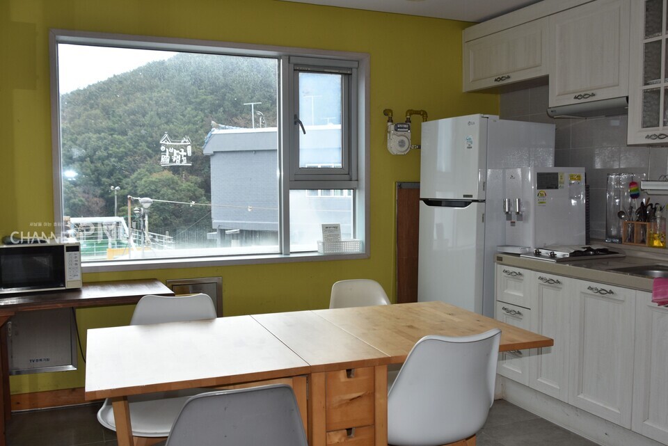 부산 동구  이바구 캠프의 공동 주방 공간. 산복도로 마을의 모습을 볼 수 있다. [김보경 기자]