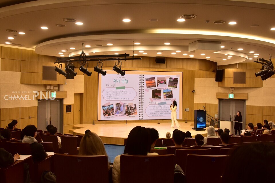 On October 30th, Cha Ji-yeon (Dept. of Psychology, 22) was seen giving a presentation at the “2025 Student-Participation Global Program Information Session,” in the Main Administration Building of PNU. [Lim Seung-Ha, Reporter]