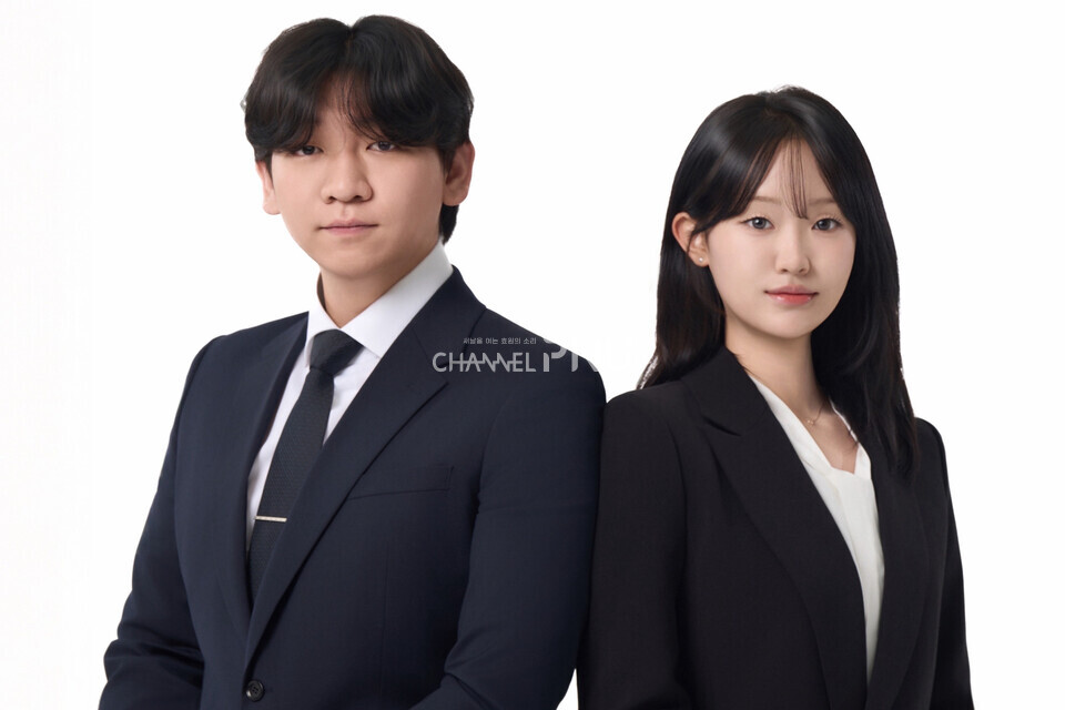 2026년 경제통상대학 학생회장에 출마한 단독 선본 ‘도원’이다. 사진 속 인물은 각각 정후보 설윤(경제학, 21)후보와 부후보 신은서(관광컨벤션학, 24)후보다. [후보자 제공]