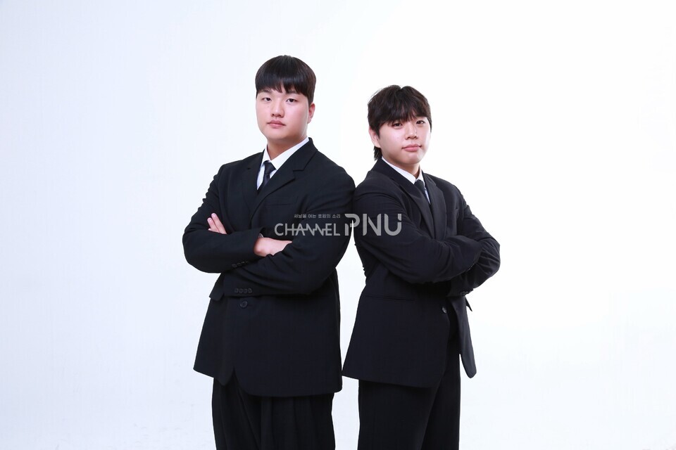  2026년 사회과학대학 학생회장에 출마한 단독 선본 ‘장전’이다. 사진 속 인물은 각각 정후보 장문석(사회학, 22)후보와 부후보 전승민(심리학, 24)후보다. [후보자 제공]