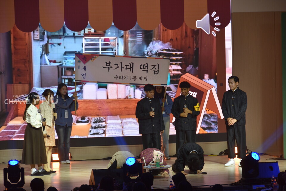 지난 11월 19일 부산대·부산외대·부산가톨릭대가 첫 개최한 연합 유학생 축제인 '2025 금정 유니페스타'에서 부산가톨릭대 어학교육원  ‘부가대 별들의 극단’이 god의 ‘어머님께’ 노래를 모티프로 한 뮤지컬을 선보여 심사위원 만창일치로대상을 받았다. [따다소 제작부장]