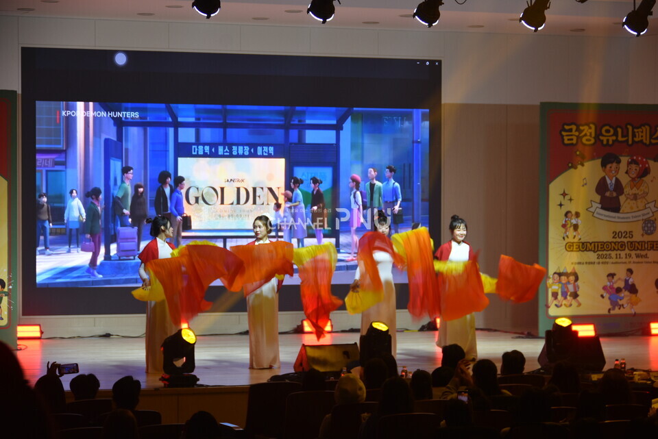 부산가톨릭대학교 ‘다비엔’ 팀의 무대. 베트남과 한국의 문화를 한 무대에 녹여냈다. [따다소 제작부장]