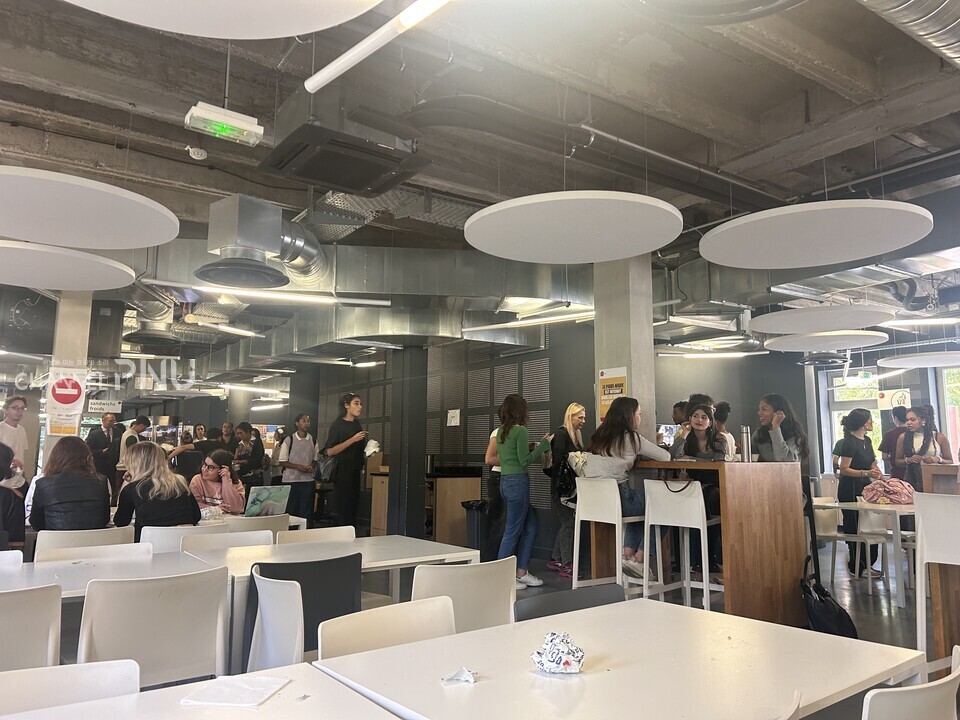 프랑스 엑스마르세유 대학 캠퍼스 내부의 CROUS(Centre Régional des Œuvres Universitaires et Scolaires) 학생 식당. 점심시간이 되자 학생들이 줄을 서서 식사를 하고 있다. [서유정 기자]