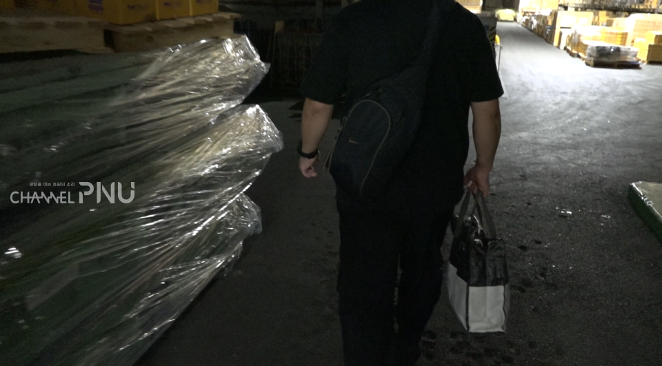 On September 29th, a factory worker in Gijang County, Busan, carried his work clothes home to wash them. [Im Hyeon-Gyu, Reporter]