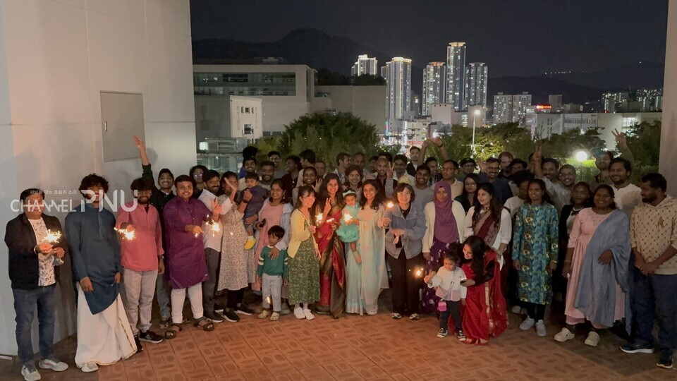지난 10월 19일 우리 대학 인문관 앞에서 전통 의상을 입고 '디왈리(Diwali) 축제'를 즐긴 인도 동문회. [취재원 제공]