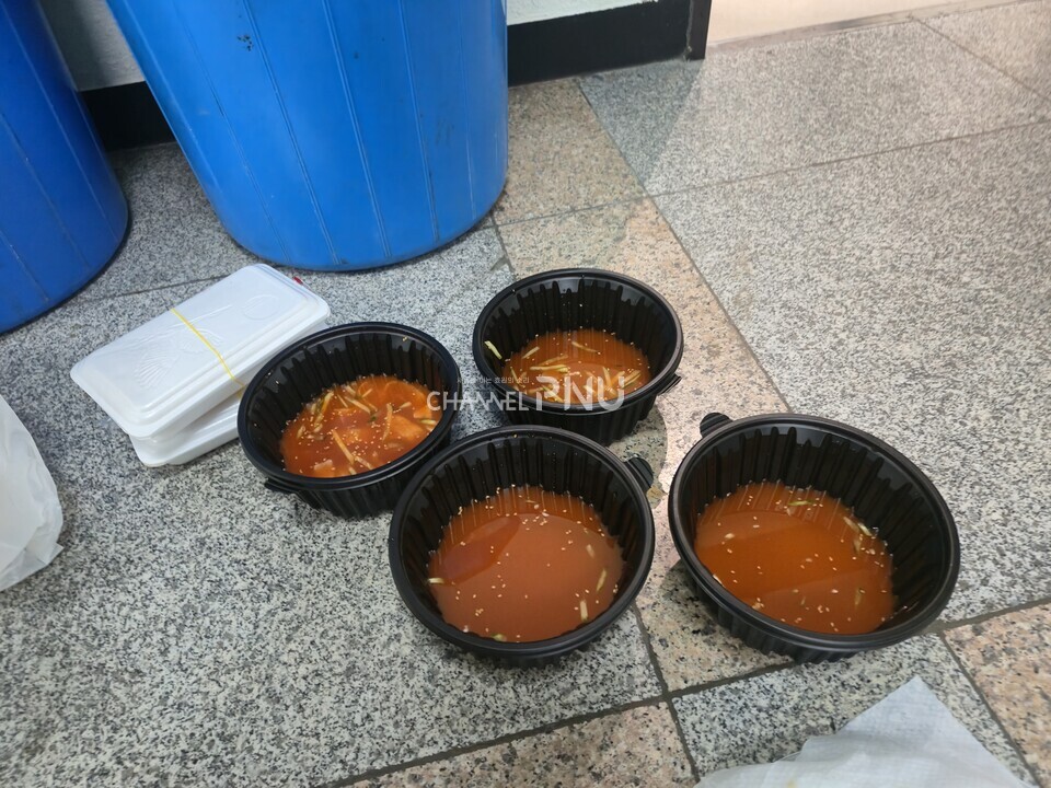 On the afternoon of August 18th, leftover food was found abandoned beside a trash can at the Research & Lab Building #2. [Channel PNU]