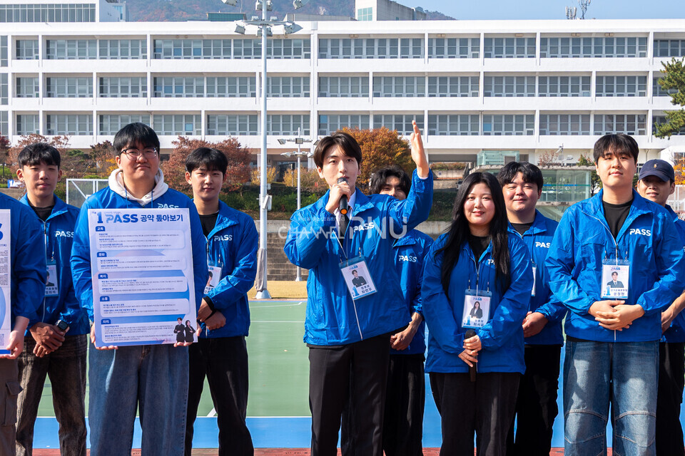 ​지난 11월14일 기호 1번 ‘PASS’의 최연우(식품영양학, 21) 정후보가 최서윤(조형학, 21) 부후보와 마이크선본 사람들과 함께 우리대학 시월광장 앞에서 지나가는 학생들을 상대로 마이크 유세중이다. [송민수 기자]​