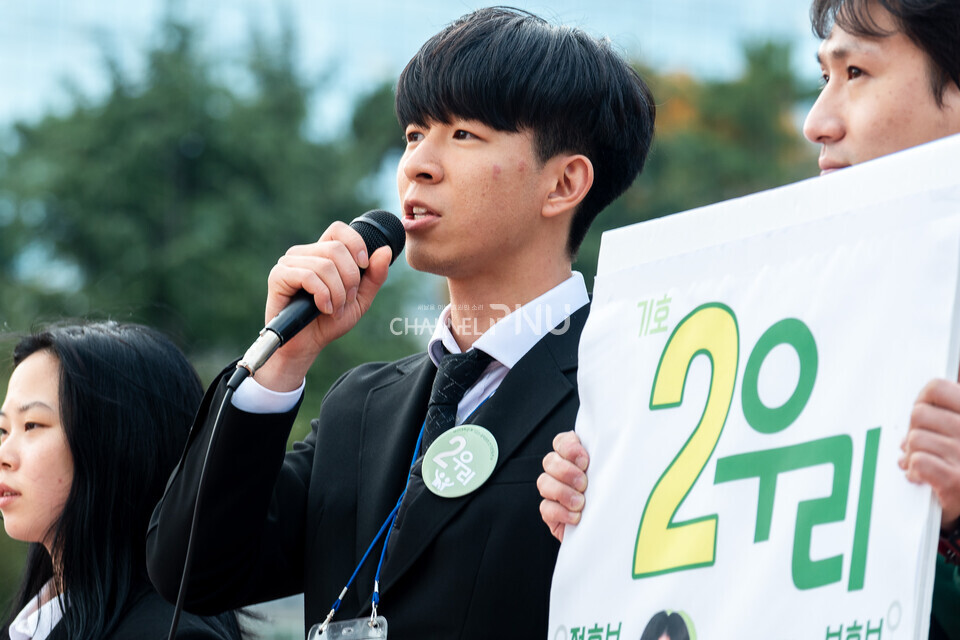 지난 11월 17일 기호 2번 ‘우리’의 정후보 나석호(사학, 21)씨와 박언영(심리학, 23)씨가 우리대학 시월광장 앞에서 지나가는 학생들을 상대로 마이크 유세중이다. [송민수 기자]