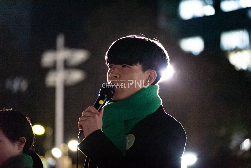 ​지난 11월 17일 기호 2번 ‘우리’ 나석호(사학, 21) 정후보가 우리 대학 시월광장에서 마이크 유세를 하고 있다. [송민수기자]  