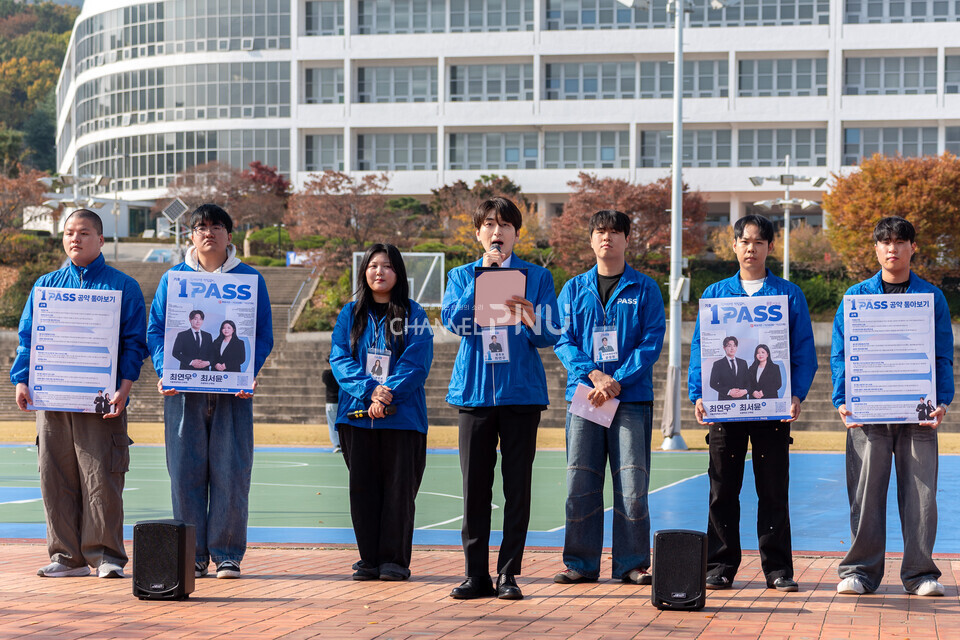 지난 11월14일 기호 1번 ‘PASS’의 최연우(식품영양학, 21) 정후보가 최서윤(조형학, 21) 부후보와 마이크선본 사람들과 함께 우리대학 시월광장 앞에서 지나가는 학생들을 상대로 마이크 유세중이다. [송민수 기자]