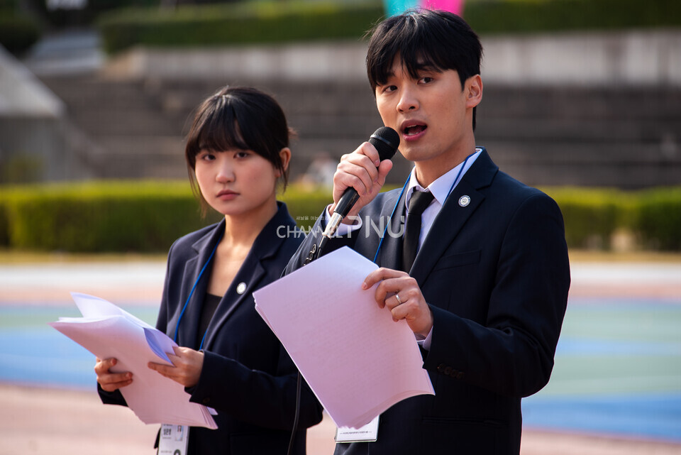 ​지난 11월 17일 기호 3번 ‘오름’의김호영(경제학, 24) 정후보와 임은영(정치외교학, 23) 부후보가 우리대학 시월광장 앞에서 지나가는 학생들을 상대로 마이크 유세중이다. [송민수 기자]