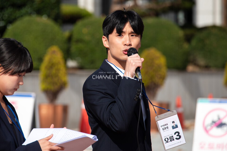 지난 11월 17일 기호 3번 ‘오름’ 김호영(경제학, 24) 정후보가 우리 대학 시월광장에서 마이크 유세를 하고 있다. [송민수 기자] 