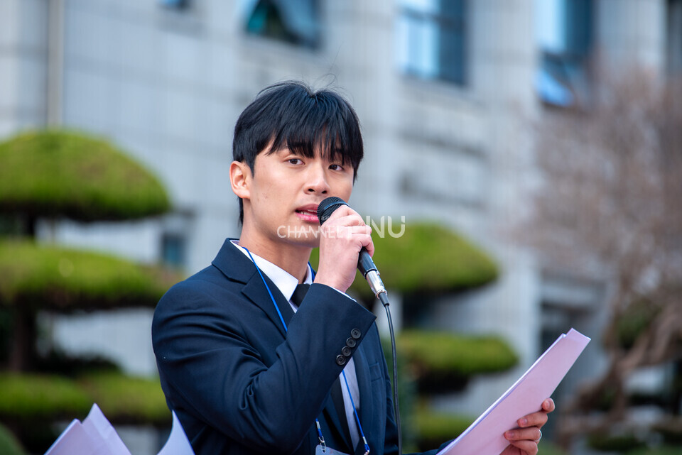 지난 11월 17일 기호 3번 ‘오름’ 김호영(경제학, 24) 정후보가 우리 대학 시월광장에서 마이크 유세를 하고 있다. [송민수 기자] 