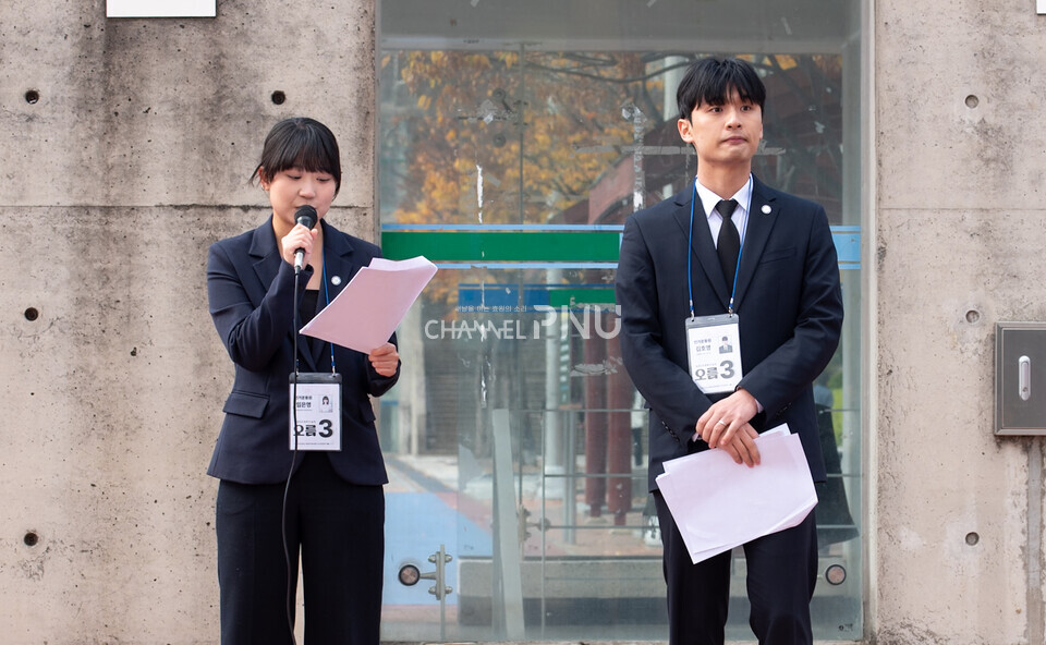 지난 11월 17일 기호 3번 ‘오름’ 김호영(경제학, 24) 정후보와 임은영(정치외교학, 23) 부후보가 우리 대학 시월광장에서 마이크 유세를 하고 있다. [송민수 기자]